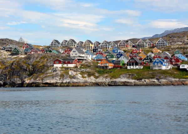 2023-08-21_Traditional Greenlandic Houses & New Apt Blocks by the Water-10001.JPG