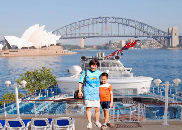 2010-01-10_Diamond Princess Tied up Sydney Harbour & Harbour Bridge via0001.JPG