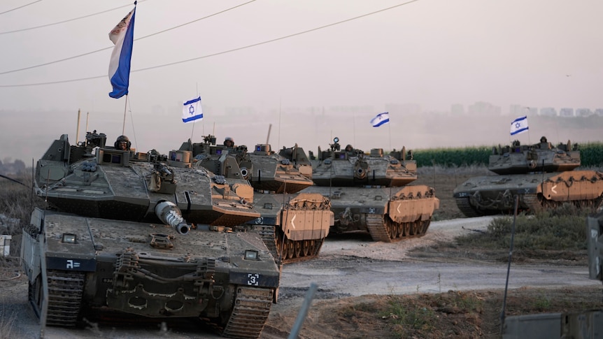 四辆以色列坦克一字排开，上面飘扬着以色列小国旗。