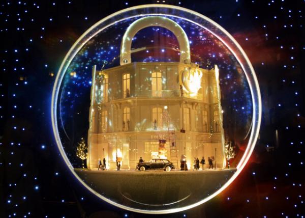 2023-12-08_Saks Fifth Avenue Holiday Window_A Visual Tableau Merging Iconic Landmarks from both Paris & NYC0001.JPG