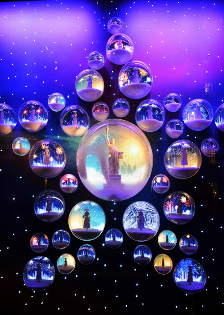 2023-12-08_Saks Fifth Avenue Holiday Window_Snow Globes Dior Star Capturing the Iconic Scenes of both NYC & Paris w with a Lady Dior-20001.JPG