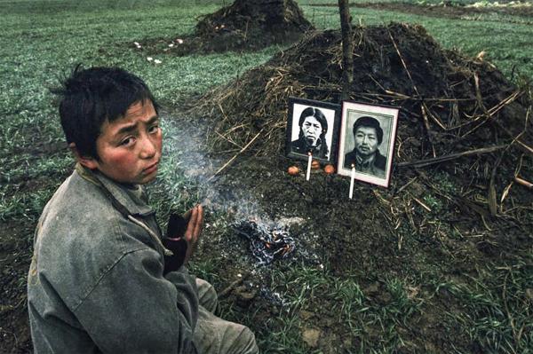 2002年，一名无依无靠的孤儿，经常在其父母的坟前念叨：“我要杀了‘血头’， 为你们报仇（高耀洁提供）.jpg