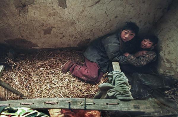 2002年，两个爱滋孤儿睡在墙角，以麦杆当被褥（高耀洁提供）.jpg