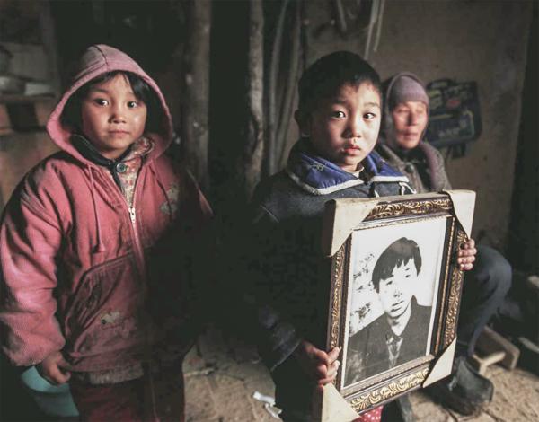 2002年，河南省上蔡县后阳村，74 岁的奶奶领着一对孙子女相依为命。老人的儿子和儿媳均因卖血感染爱滋病病毒。儿子去世后，儿媳改嫁（高耀洁提供）.jpg