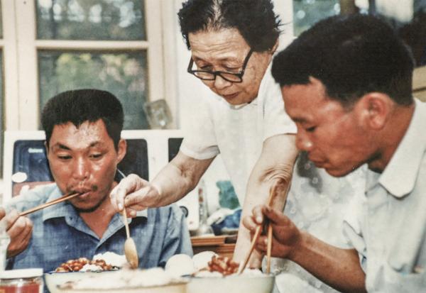 2002年2月18日，在河南省郑州市与艾滋病患者共进午餐（法新社）.jpg