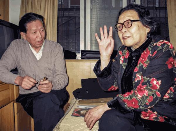 2003年，與揭發京城沙士黑幕的著名軍醫蔣彥永當年接受媒體訪問。美聯社.jpg