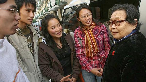2006年11月30日，高耀洁在中国上海进行高校系列讲座期间同大学生谈论艾滋病预防问题.jpg