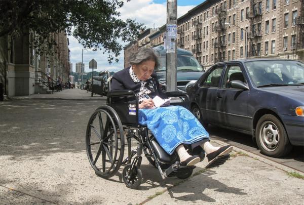 2010年左右，在美国纽约公寓楼下等车去医院，依然在工作（高耀洁提供）.jpg