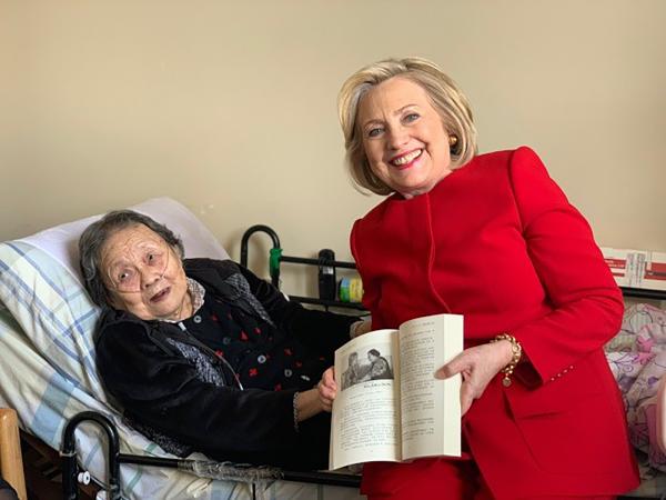 2019年3月11日，希拉里·克林顿来到高耀洁的公寓看望她.jpg