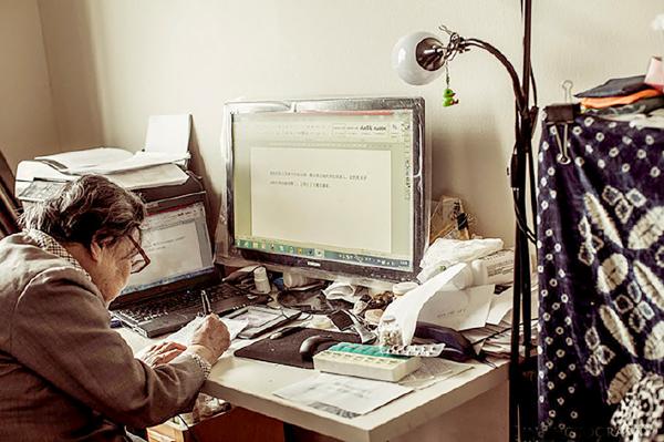2013年，高耀洁在纽约公寓中写作。（高耀洁提供）.jpg