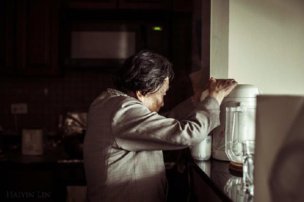2013年记者林海音在曼哈顿高耀洁家中拍摄的老人的独居生活-3.jpg
