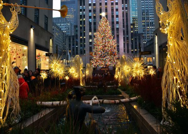 2023-12-08_Rockefeller Ctr_Christmas Tree over the Channel Garden-10001.JPG