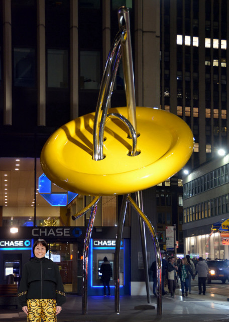 2023-12-08_Art_Iconic Sculpture of Giant Needle & Button in Garment District-10001.JPG