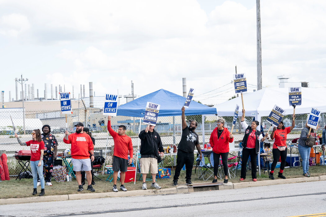 汽车工人联合会成员在俄亥俄州托莱多的吉普工厂外组织了罢工纠察队。