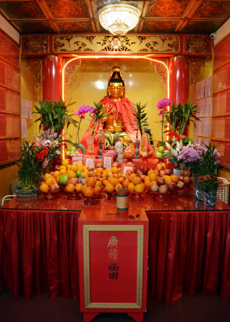 2023-12-08_Mahayana Buddhist Temple_Offering to Buddha w Incense_ Flowers_ Light_ Water_ Food_ Chanting_ & Prostrations-10001.JPG