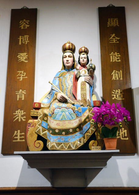 2023-12-08_Church of the Transfiguration_A Statue of Virgin Mary Adorned in Clothing Reminiscent of the Qings Empress Dowager Cixi_ Holding Jesus0001.JPG