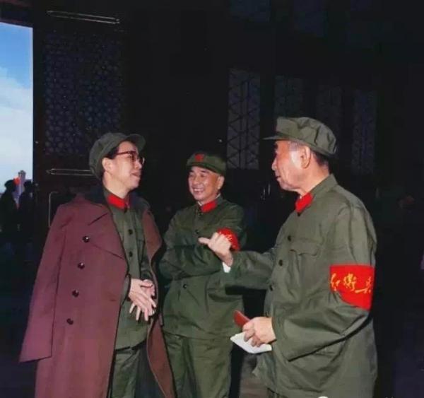 周恩來、江青、陶鑄.jpg