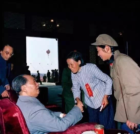 毛主席與百姓代表握手.jpg