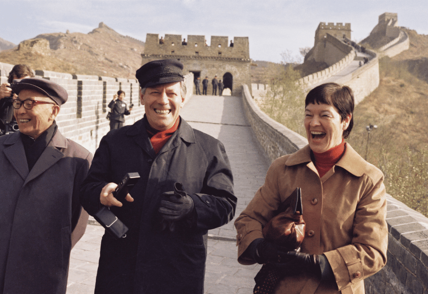 [Translate to English:] Helmut und Loki Schmidt auf der chinesischen Mauer