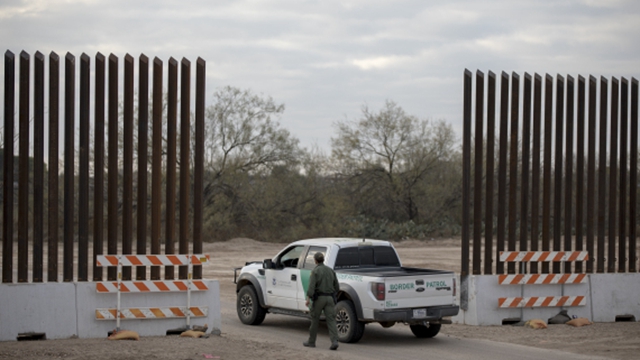 在美国得克萨斯州边境城市伊格尔帕斯，巡逻人员走在新建的边境墙边。新华社资料