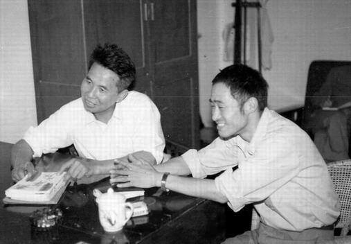 51++1985年11月，陈兵力在武汉市长吴官正（左）办公室.jpg