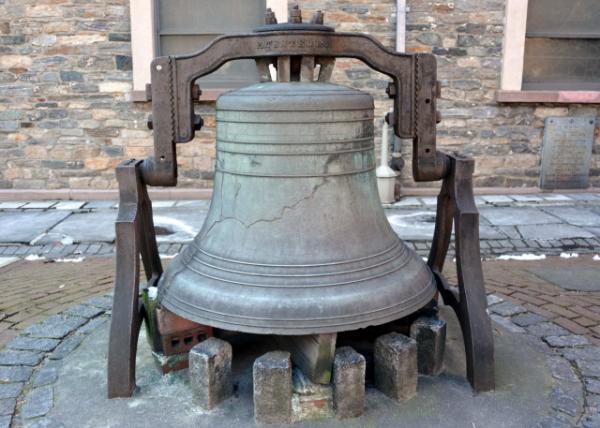 2024-02-18_Bell from 1836 Cracked beyond Repair Because of the Fire in 19780001.JPG