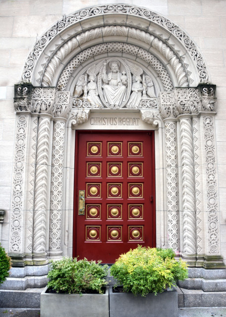 2024-03-10_Arch Stone Door w Alluring Pattern_Christus Regnat0001.JPG