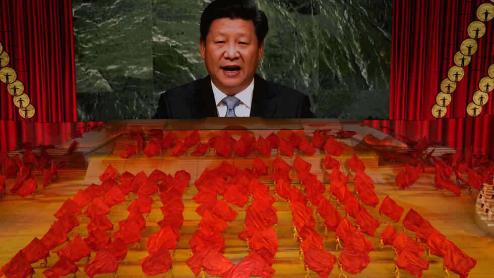 2021 年 6 月 28 日，北京举行中共100 周年庆典大型演出，中国国家主席习近平出现在屏幕上。