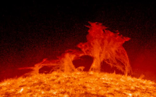 Solar_prominence_2011-04-14T202956.120.jpg