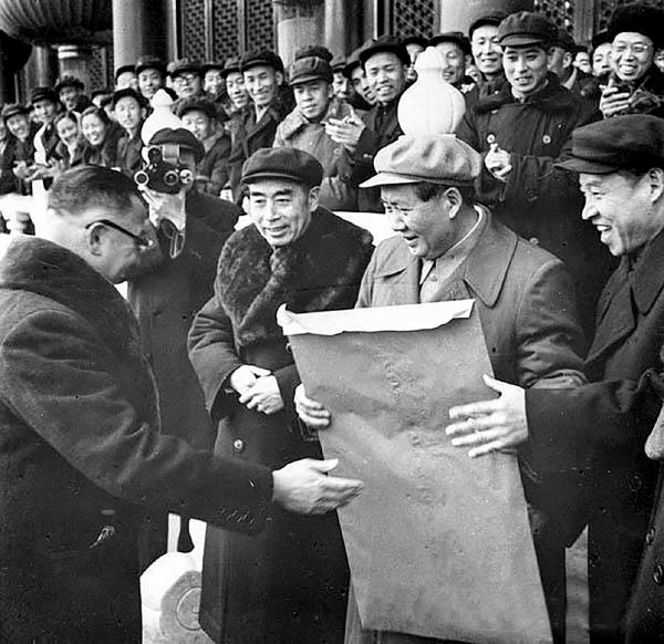 1956年1月15日，在北京各界庆祝社会主义改造胜利联欢大会上，工商界代表乐松生向毛主席献报喜信。新华社发.jpg