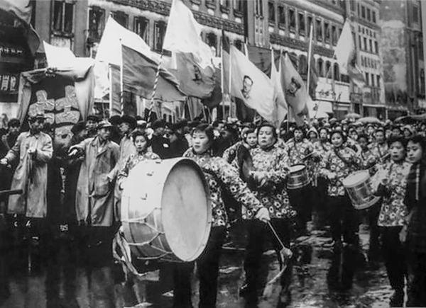 50万人在人民广场集会并举行盛大庆祝游行。图为上海工商界家属庆祝社会主义改造胜利.jpg