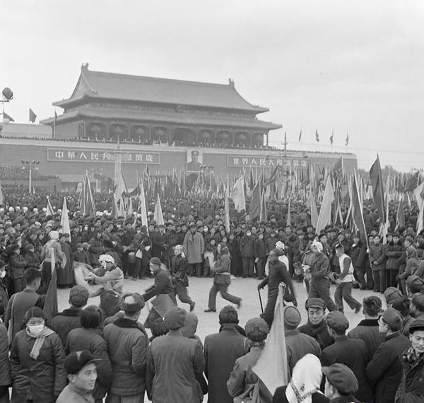 1956年1月15日，北京各界20多万人在天安门广场举行庆祝社会主义改造胜利联欢大会。新华社发.jpg
