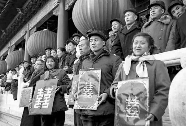1956年1月15日，北京市各界在天安门广场举行庆祝社会主义改造胜利联欢大会.jpg