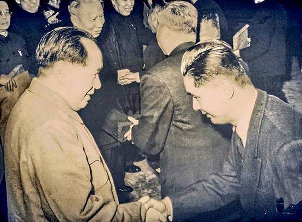 1956年1月30日，工商界队代表荣毅仁向毛泽东主席报喜.jpg
