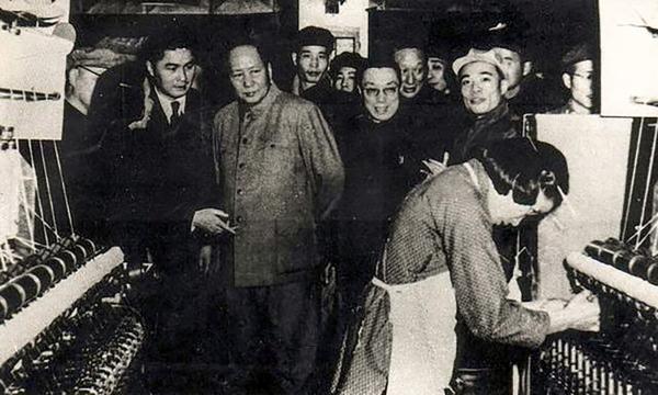 1956年1月10日，毛主席视察公私合营申新第九棉纺织厂.jpg