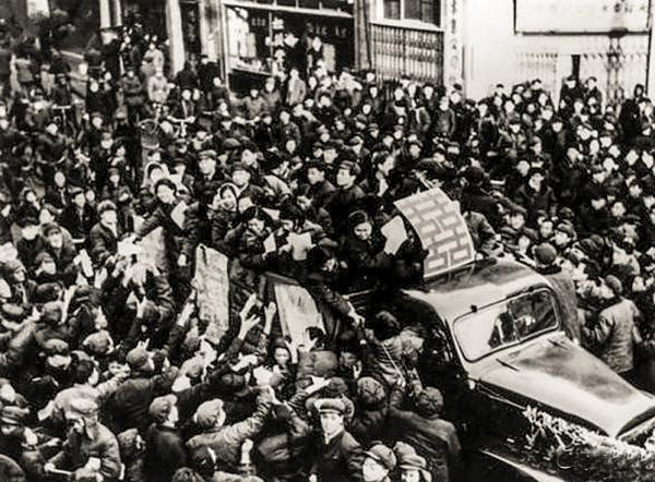 1956年1月18日，天津市胜利完成社会主义改造任务。全市人民以无比兴奋的心情，庆祝这一具有历史意义的伟大胜利。这是天津日报的报喜大队走到滨江道时，立即受到欢乐的人群的包围.jpg