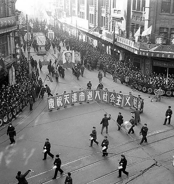 1956年1月22日，天津市和平区群众举行庆祝社会主义改造胜利游行.jpg
