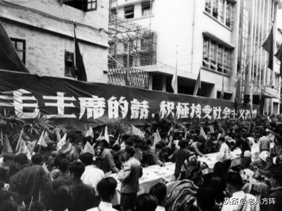 1956年1月19日广州私营工商业各行业全部申请公私合营。这是饮食业同业公会的资本家集体在申请书上签名.jpg