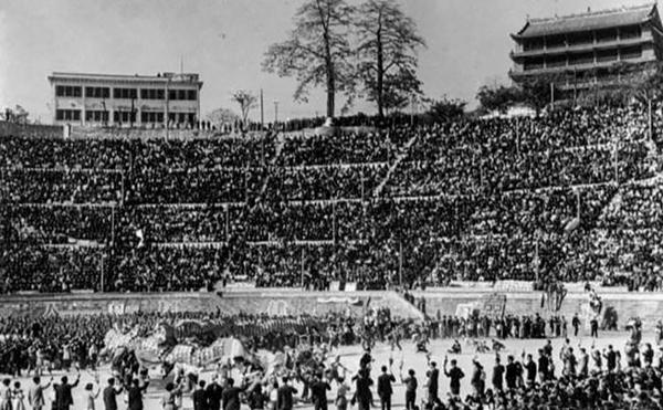 1956年1月29日，广州市30万人集会和游行，欢庆全市社会主义改造的胜利.jpg