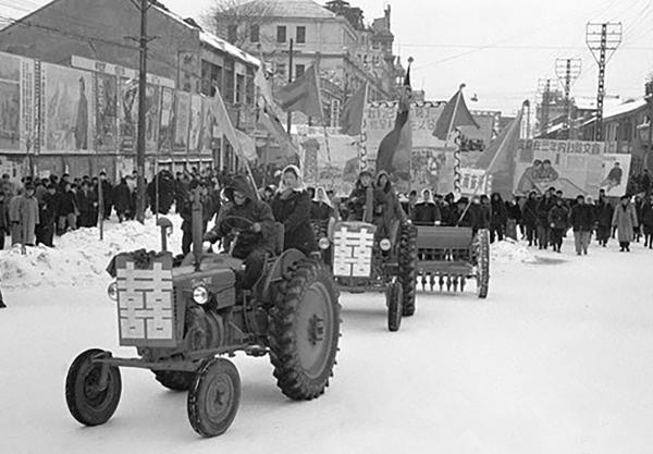 1956年1月22日，武汉市各界15万人冒着南方稀有的大雪举行集会和盛大游行，庆祝全市社会主义改造的伟大胜利。郊区农民队伍驾驶着拖拉机等农业机器参加游行.jpg