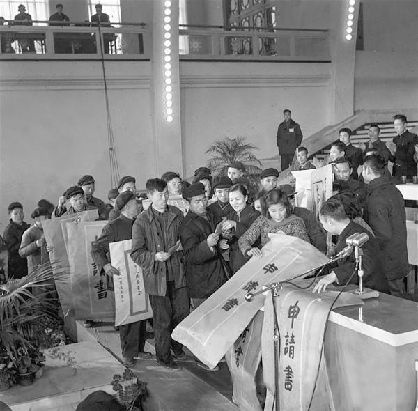 1956年1月18日，上海市举行了郊区农业生产合作社代表会议。这是代表们纷纷把要求办高级社的申请书送上主席台（资料照片）。 新华社记者曹兴华摄.jpg