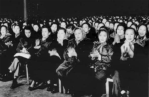 1956年1月，上海召开工商界家属代表会，聆听有关领导宣讲社会主义改造的意义和政策.jpg
