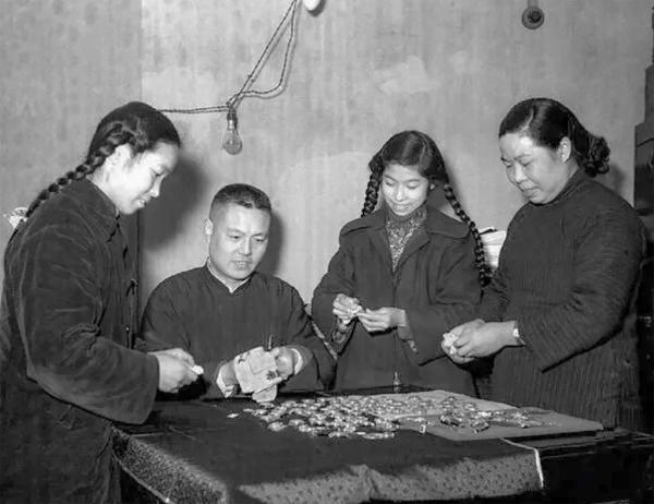 1956年1月，上海沪光钟表店资方俞征伟全家正在整理手表，把价值12000元的98只名贵手表拿出来向公私合营的企业投资.jpg