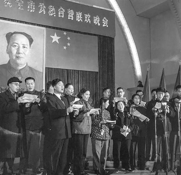 为庆祝上海市全市资本主义工商业被批准公私合营，上海市商业联合会1956年1月20日晚在中苏友好大厦举行盛大联欢晚会.jpg