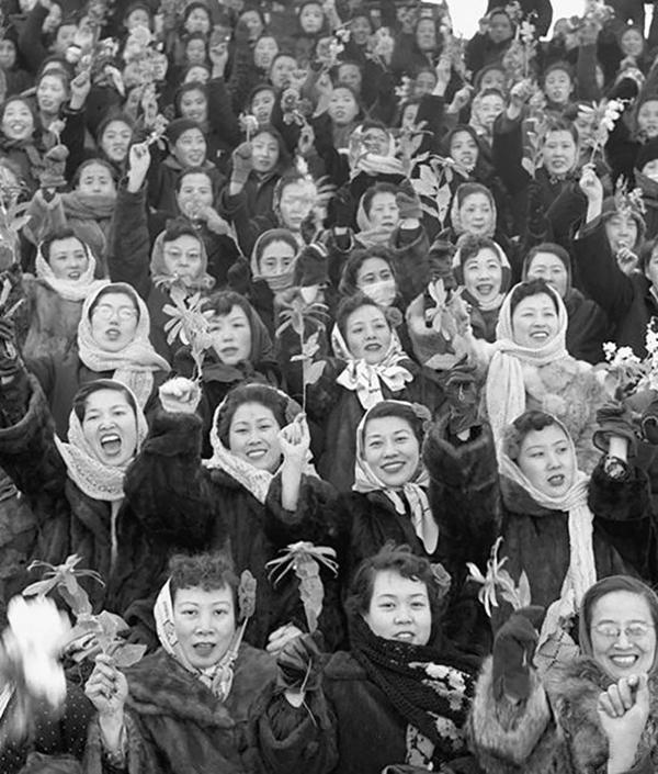 1956年1月22日，天津市各界90多万人集会庆祝社会主义改造胜利。1956年2月号的《人民画报》刊登了庆祝公私合营的天津资本家家属的这张照片.jpg