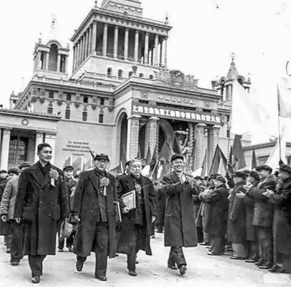 1956年1月20日，上海市在中苏友好大厦举行资本主义工商业申请公私合营大会，左一为荣毅仁.jpg