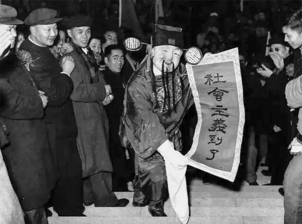1956年1月20日，上海举行公私合营大会，工商界报喜队一位扮作“天官赐福”的报喜者来到了会场.jpg