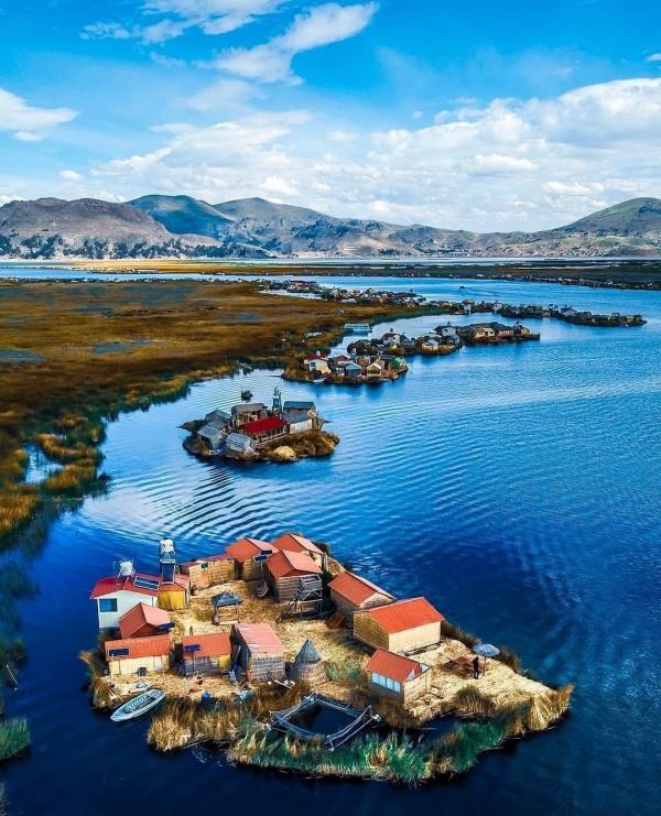 20-浮岛-的的喀喀湖.jpg