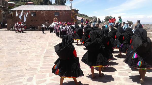 4-taquile-island-2 山顶大广场-身着传统服装村民跳舞.jpg