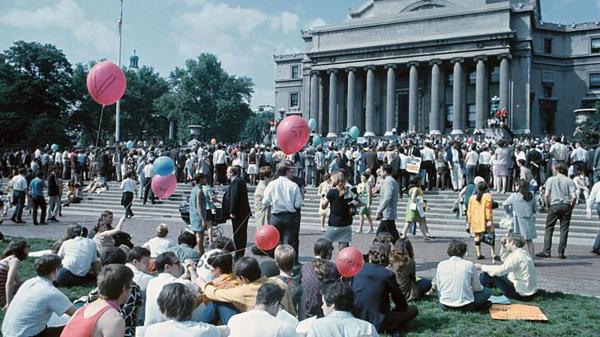 1968年，反对越南战争的学生抗议活动冲击了哥伦比亚大学。该事件导致数百名学生被捕.jpg